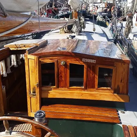 Tjalkjacht Pelikaan Albergue Enkhuizen