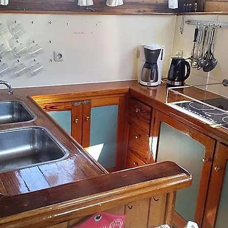 Tjalkjacht Pelikaan Hostal Enkhuizen