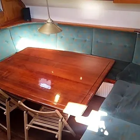 Tjalkjacht Pelikaan Hostal *
