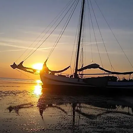 Tjalkjacht Pelikaan Hostal *