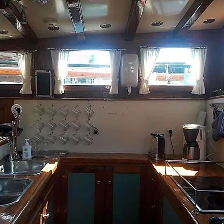 Tjalkjacht Pelikaan Hostal Enkhuizen