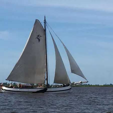 Хостел Tjalkjacht Pelikaan *