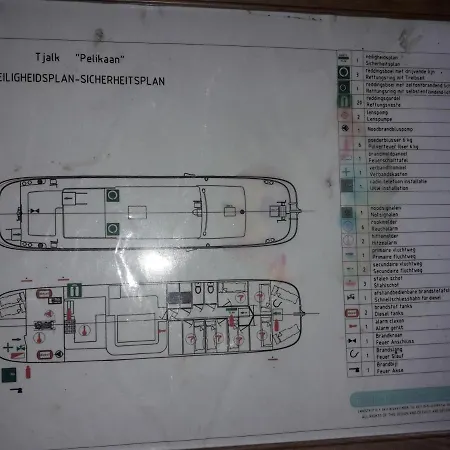 Tjalkjacht Pelikaan Хостел Энкхейзен