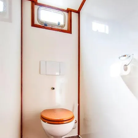 Hostel Tjalkjacht Pelikaan *